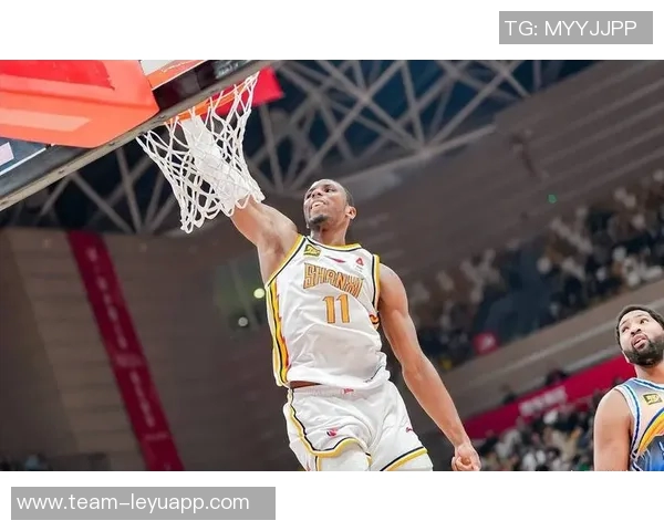 爱德华兹上半场表现抢眼12投7中三分球6投3中贡献全面数据17分2篮板3助攻2抢断1盖帽